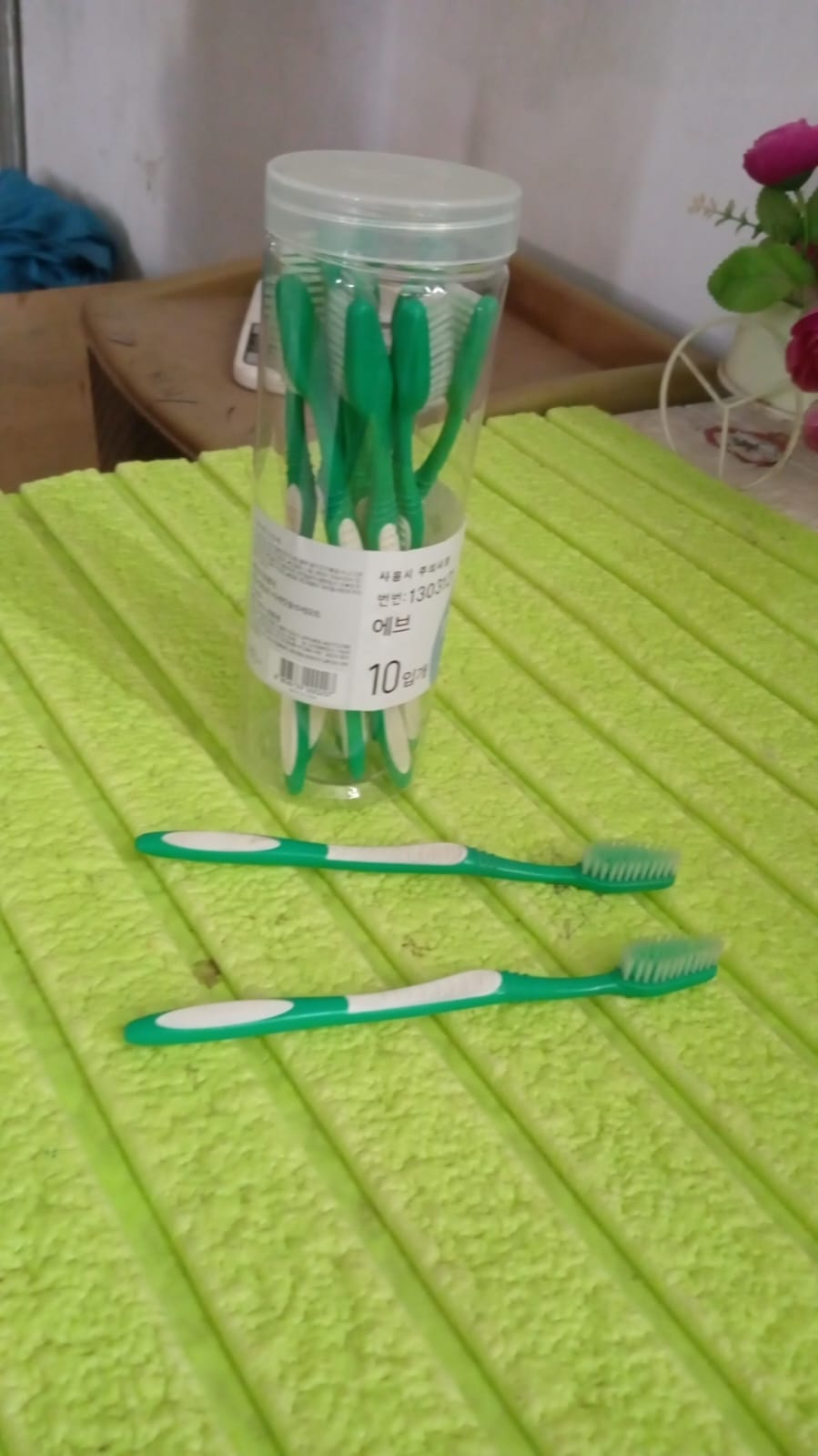 Plastic Toothbrush With Plastic Round Box for Men and Women, Kids, Adults Plastic Toothbrush (10 pcs Set)