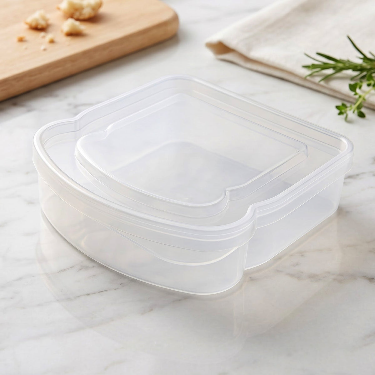 A clear plastic sandwich container with a lid is shown on a white background with 13 cm dimensions indicated.