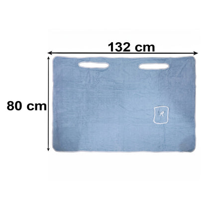 Flat lay of a light blue bath towel wrap with two armholes and a pocket, showing dimensions of 132 cm by 80 cm.